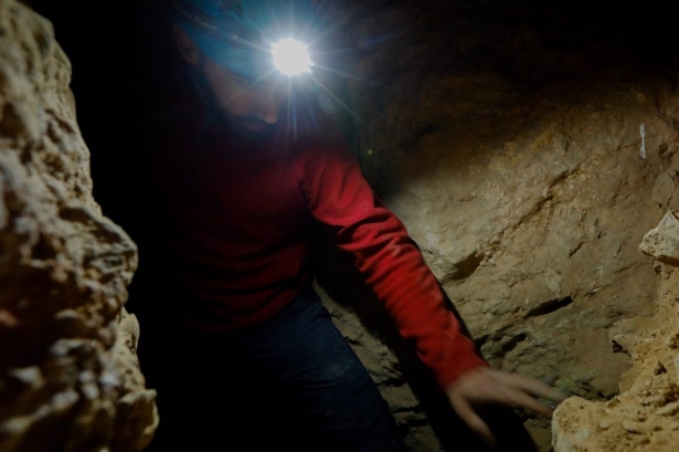 Espeleólogo en una cueva, en imagen de archivo (EDU BOTELLA / EUROPA PRESS)