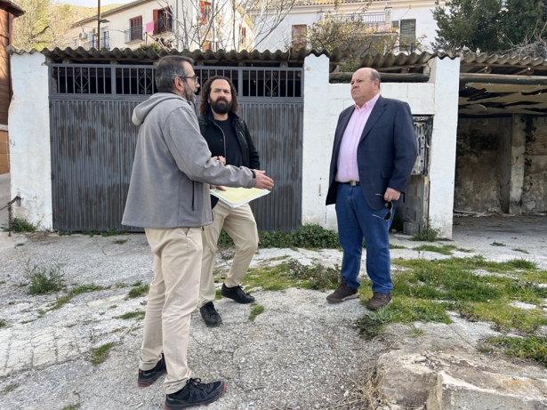 Un técnico de la Delegación de Educación visita el solar (AYTO. GUEJAR SIERRA)