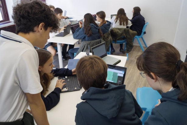 Grupo de estudiantes trabajando en el aula. (ONCE)