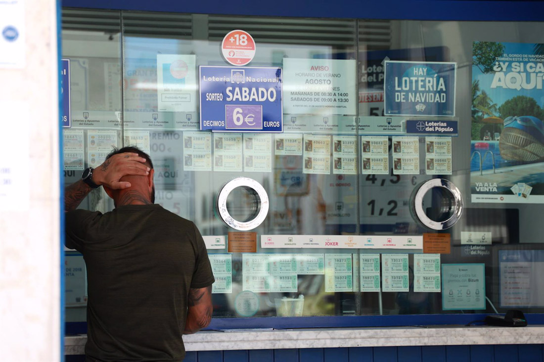 Una persona se dispone a adquierir un boleto en una Administración de Loterias. Imagen de archivo (ROCÍO RUZ / EUROPA PRESS)