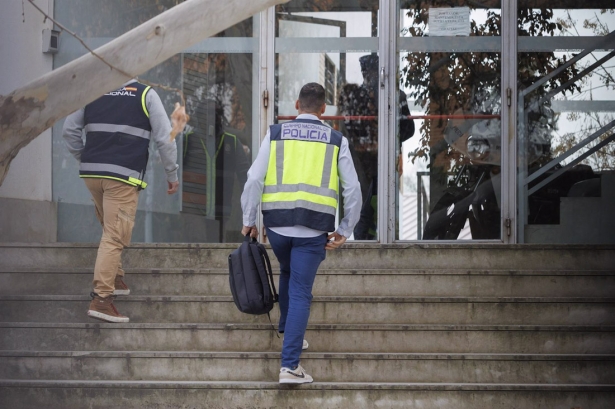 Agentes de la Unidad de Delincuencia Económica y Fiscal (Udef) de la Policía Nacional en las dependencias de la Policía Local de Granada (ÁLEX CÁMARA - EUROPA PRESS)