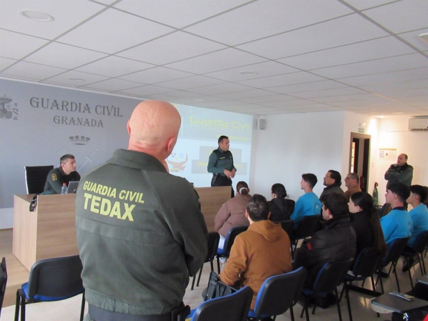 Charla formativa con expertos Tedax de la Guardia Civil de Granada (GUARDIA CIVIL) Charla formativa con expertos Tedax de la Guardia Civil de Granada (GUARDIA CIVIL)