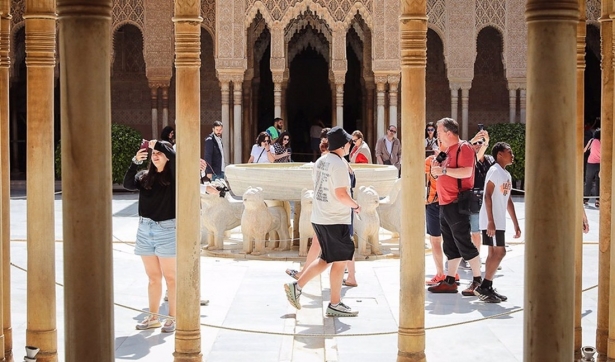 Turistas en la Alhambra de Granada, en imagen de archivo (JUNTA/ARCHIVO) Turistas en la Alhambra de Granada, en imagen de archivo (JUNTA/ARCHIVO)