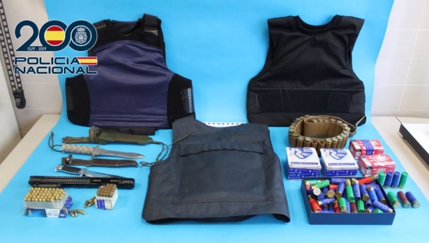 Efectos intervenidos en la operación con cinco detenidos vinculados a clanes enfrentados de la zona Norte de Granada (POLICÍA NACIONAL) Efectos intervenidos en la operación con cinco detenidos vinculados a clanes enfrentados de la zona Norte de Granada (POLICÍA NACIONAL)