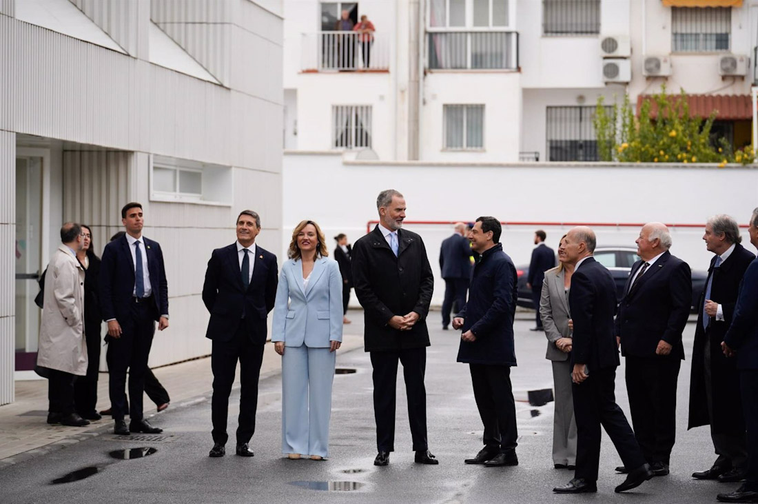 El Rey departe con el presidente de la Junta, Juanma Moreno, en presencia de la ministra de Educación, Pilar Alegría, el delegado del Gobierno, Pedro Fernández, y la alcaldesa de Granada, Marifrán Carazo (ARSENIO ZURITA/EUROPA PRESS)