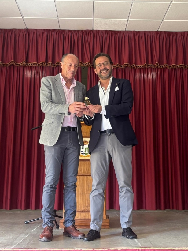 Entrega de la Níspola de oro a Antonio Granadaos (JUNTA) Entrega de la Níspola de oro a Antonio Granadaos (JUNTA)