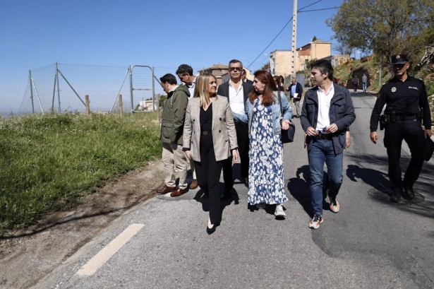 La alcaldesa de Granada, Marifrán Carazo (1i), en su visita al entorno del Barranco del Abogado (AYUNTAMIENTO) La alcaldesa de Granada, Marifrán Carazo (1i), en su visita al entorno del Barranco del Abogado (AYUNTAMIENTO)