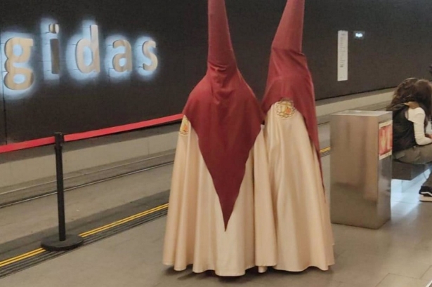 Dos nazarenos esperan el metro en la estación de Recogidas (JUNTA) Dos nazarenos esperan el metro en la estación de Recogidas (JUNTA)