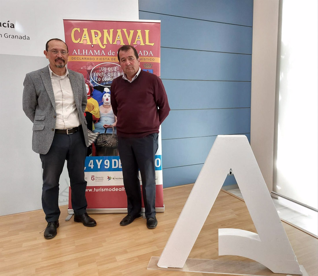 El alcalde de Alhama de Granada, Jesús Ubiña, en el centro en la imagen de archivo, junto al entonces delegado de Cultura de la Junta, Fernando Egea, a su derecha (JUNTA)