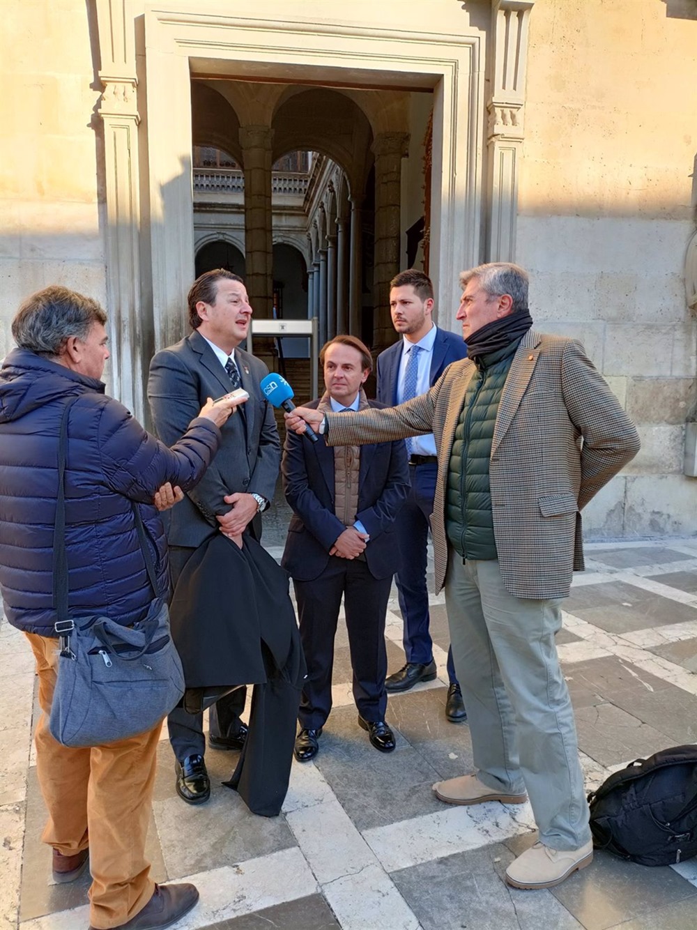  El exconcejal del PP en el Ayuntamiento de Granada Juan Antonio Fuentes a las puertas de la Real Chancillería de Granada junto a su abogado antes del inicio del juicio el 7 de noviembre de 2023. (EUROPA PRESS