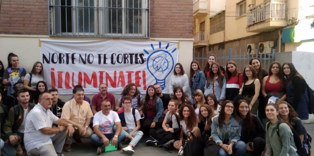 Alumnos de la UGR, en solidaridad con los encerrados por los cortes de luz de la zona norte, en una imagen de archivo (DEFENSOR DE LA CIUDADANÍA) 