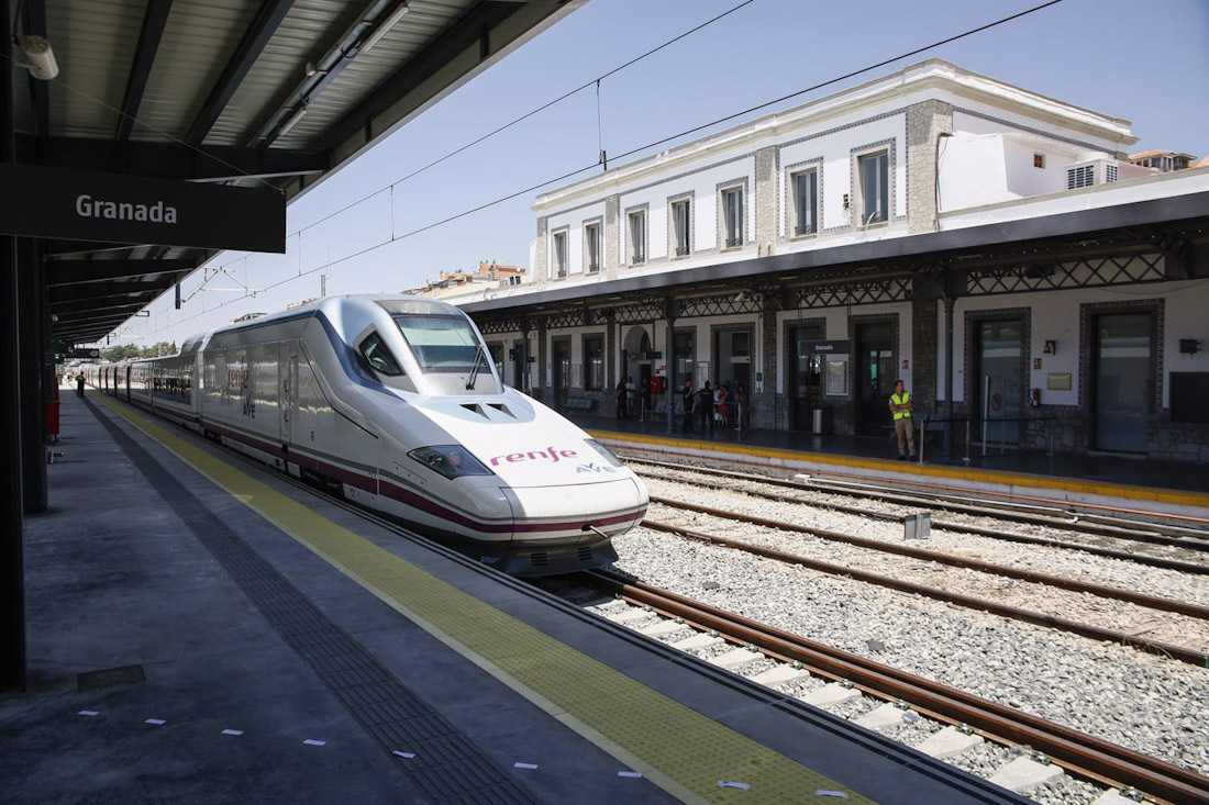AVE en la estación de trenes de Granada, en imagen de archivo (ÁLEX CÁMARA - EUROPA PRESS)