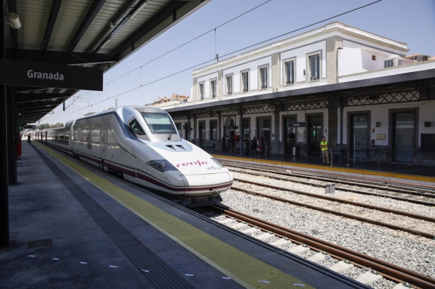 AVE en la estación de trenes de Granada, en imagen de archivo (ÁLEX CÁMARA - EUROPA PRESS)