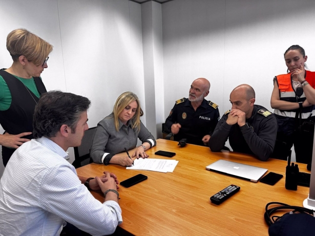 La alcaldesa de Granada, Marifrán Carazo, en una imagen coordinando el dispositivo municipal por el apagón en las oficinas de la Jefatura de la Policía Local en la Huerta del Rasillo el pasado lunes (AYUNTAMIENTO) La alcaldesa de Granada, Marifrán Carazo, en una imagen coordinando el dispositivo municipal por el apagón en las oficinas de la Jefatura de la Policía Local en la Huerta del Rasillo el pasado lunes (AYUNTAMIENTO)