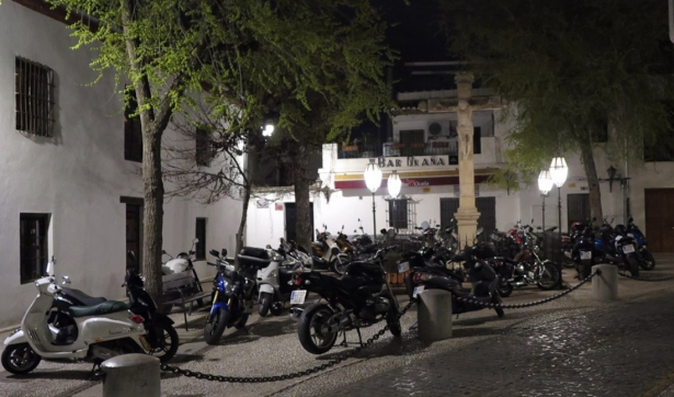 Motos aparcadas en la plaza de San Miguel Bajo, en el Albaicín (ECOLOGISTAS EN ACCIÓN) Motos aparcadas en la plaza de San Miguel Bajo, en el Albaicín (ECOLOGISTAS EN ACCIÓN)