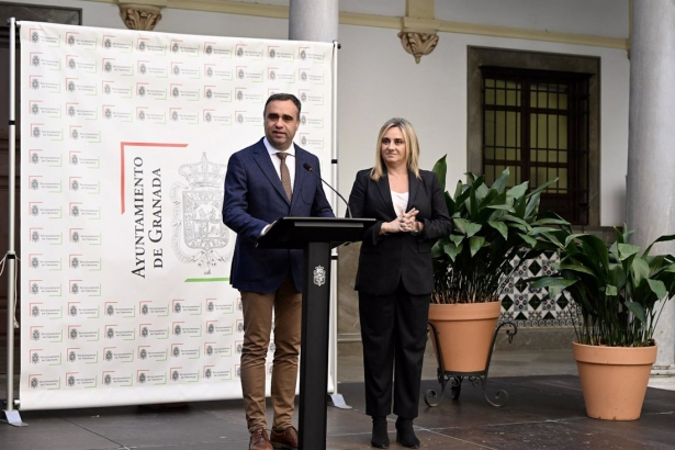 El presidente de la Diputación de Granada, Francis Rodríguez, y la alcaldesa de la capital granadina, Marifrán Carazo, este jueves en el Ayuntamiento (DIPUTACIÓN)