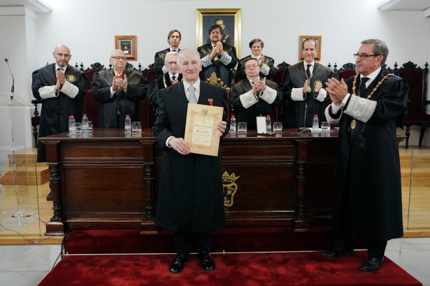 Entrega de la medalla de oro a Enrique Ceres (ICAGR) Entrega de la medalla de oro a Enrique Ceres (ICAGR)