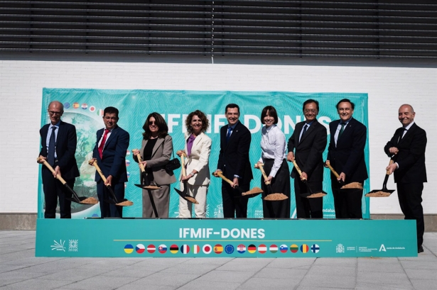 El presidente de la Junta, Juanma Moreno, en el centro en la imagen flanqueado por la vicepresidenta primera del Gobierno, María Jesús Montero, a su derecha, y la ministra de Ciencia, Diana Morant (MINISTERIO DE CIENCIA) El presidente de la Junta, Juanma Moreno, en el centro en la imagen flanqueado por la vicepresidenta primera del Gobierno, María Jesús Montero, a su derecha, y la ministra de Ciencia, Diana Morant (MINISTERIO DE CIENCIA)