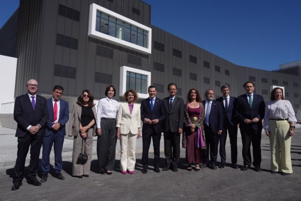 El presidente de la Junta, Juanma Moreno, en el centro en la imagen junto con la vicepresidenta primera del Gobierno, María Jesús Montero, a su derecha, y la ministra de Ciencia, Diana Morant (JUNTA DE ANDALUCÍA) El presidente de la Junta, Juanma Moreno, en el centro en la imagen junto con la vicepresidenta primera del Gobierno, María Jesús Montero, a su derecha, y la ministra de Ciencia, Diana Morant (JUNTA DE ANDALUCÍA)