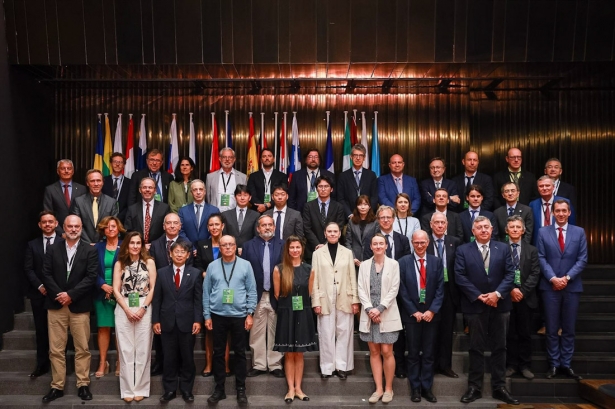 Foto de familia del comité de dirección de Dones con Laura García-Lorca, en el centro en la imagen (IFMIF-DONES ESPAÑA) Foto de familia del comité de dirección de Dones con Laura García-Lorca, en el centro en la imagen (IFMIF-DONES ESPAÑA)