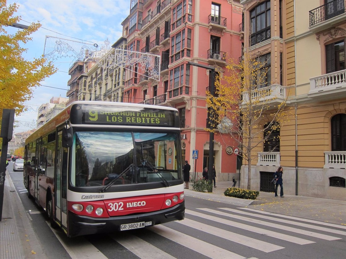 Imagen de archivo de un autobús de Transportes Rober, pasando por la Gran Vía de Granada (EUROPA PRESS/ARCHIVO)