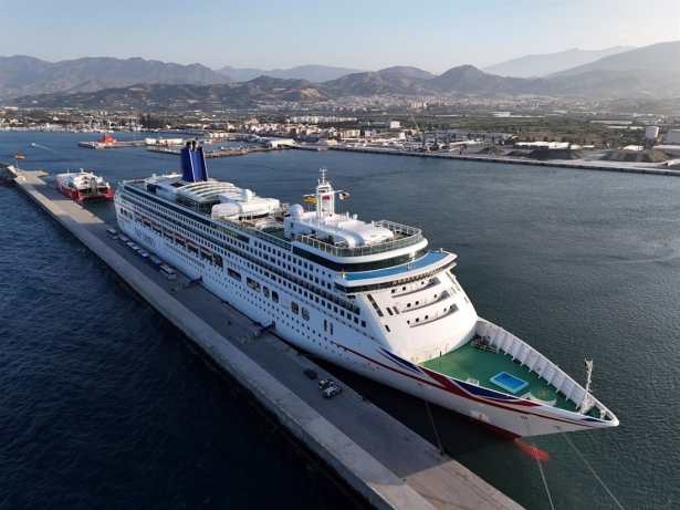 Vista aérea del crucero Aurora (PUERTO)