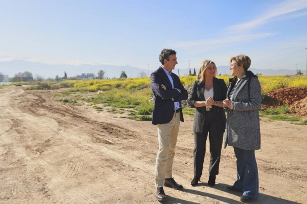 La alcaldesa de Granada, Marifrán Carazo, departe con los concejales de Urbanismo, Enrique Catalina, y de Movilidad, Ana Agudo, en una imagen de archivo en los terrenos donde irá el Parque de las Familias (AYUNTAMIENTO) La alcaldesa de Granada, Marifrán Carazo, departe con los concejales de Urbanismo, Enrique Catalina, y de Movilidad, Ana Agudo, en una imagen de archivo en los terrenos donde irá el Parque de las Familias (AYUNTAMIENTO)