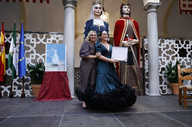 La alcaldesa de Granada, Marifrán Carazo, junto a la pregonera de este año, la cantaora Alicia Morales. (AYUNTAMIENTO DE GRANADA) La alcaldesa de Granada, Marifrán Carazo, junto a la pregonera de este año, la cantaora Alicia Morales. (AYUNTAMIENTO DE GRANADA)