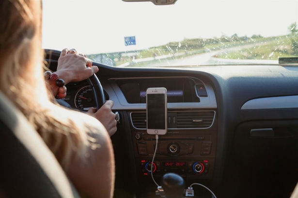 Una mujer conduce un turismo (UGR)