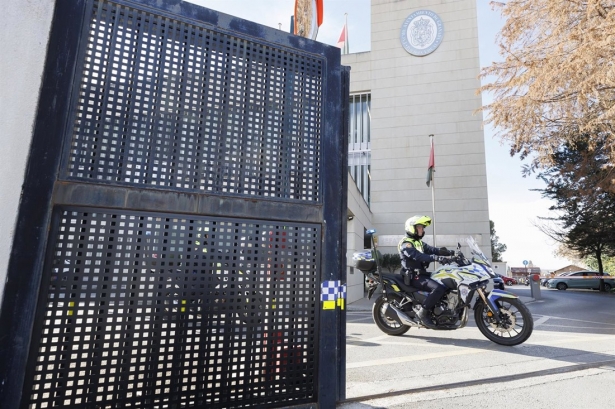 Agentes de la Unidad de Delincuencia Económica y Fiscal (Udef) de la Policía Nacional en las dependencias de la Policía Local de Granada el pasado febrero (ÁLEX CÁMARA / EUROPA PRESS)