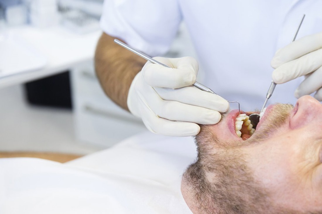 Imagen de archivo de una asistencia en un dentista (ZLIKOVEC / ZLIKOVEC)