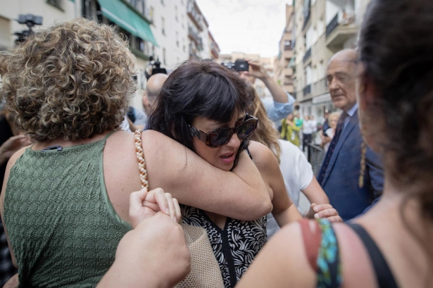 Llegada de Juana Rivas con su hijo menor al punto de encuentro familiar (ANTONIO L JUÁREZ - EUROPA PRESS)
