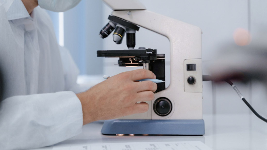 Microscopio en un laboratorio, en imagen de archivo (COMUNIDAD DE MADRID)