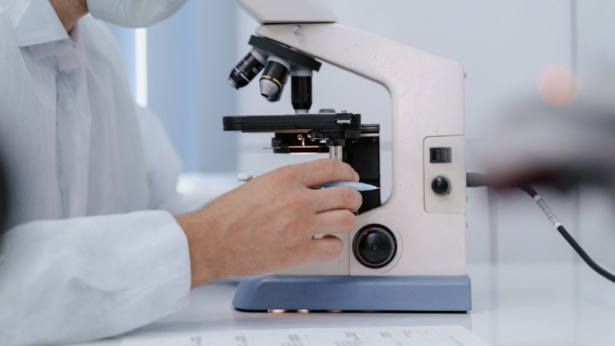 Microscopio en un laboratorio, en imagen de archivo (COMUNIDAD DE MADRID)
