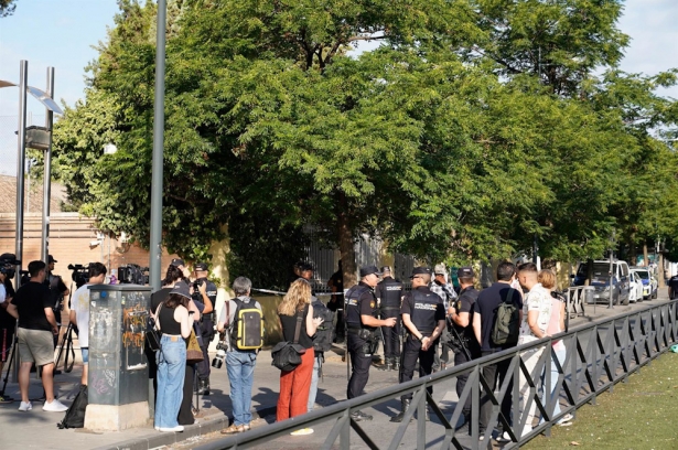 Dispositivo policial en los juzgados de Caleta por la entrega del hijo de Juana Rivas a su padre en la mañana de este viernes (ARSENIO ZURITA - EUROPA PRESS) Dispositivo policial en los juzgados de Caleta por la entrega del hijo de Juana Rivas a su padre en la mañana de este viernes (ARSENIO ZURITA - EUROPA PRESS)