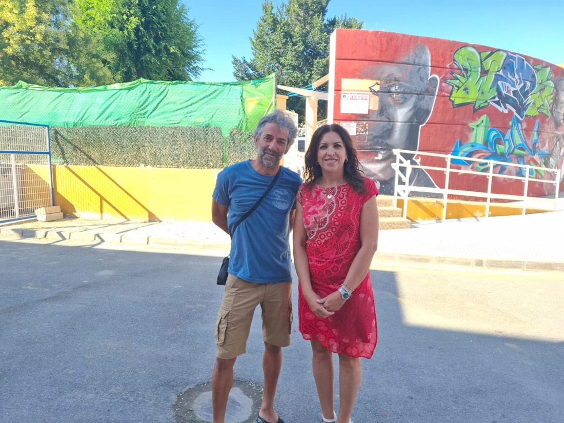 Fotografía de archivo de una rueda de prensa de Manuel Jabalera y Belén Porcel, portavoz municipal, junto a la piscina del polideportivo (PSOE DE GUADIX)