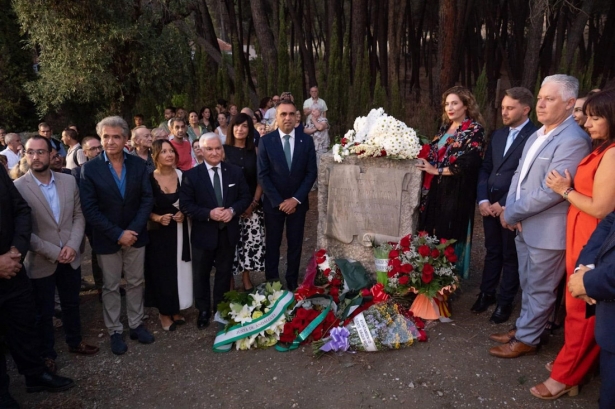 Foto de familia durante la ofrenda floral del homenaje a Federico García Lorca y las víctimas de la Guerra Civil realizado en Alfacar (DIPUTACIÓN DE GRANADA) Foto de familia durante la ofrenda floral del homenaje a Federico García Lorca y las víctimas de la Guerra Civil realizado en Alfacar (DIPUTACIÓN DE GRANADA)