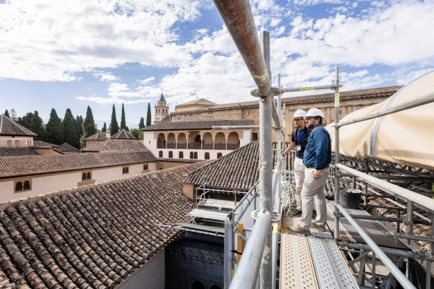 Antonio G. Peral, arquitecto conservador de la Alhambra de Granada, y Diego Garzón, responsable del proyecto, visitan la obra de las cubiertas del Mexuar (JUNTA DE ANDALUCÍA) Antonio G. Peral, arquitecto conservador de la Alhambra de Granada, y Diego Garzón, responsable del proyecto, visitan la obra de las cubiertas del Mexuar (JUNTA DE ANDALUCÍA)