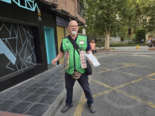 Jose Miguel Castillo Victoria, vendedor de la ONCE en la plaza de los Campos, ha llevado al suerte a Granada desde su punto de venta. (ONCE) Jose Miguel Castillo Victoria, vendedor de la ONCE en la plaza de los Campos, ha llevado al suerte a Granada desde su punto de venta. (ONCE)