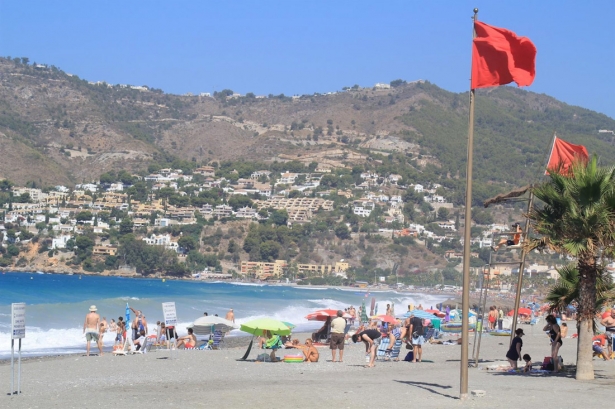 Bandera roja en Almuñécar, en imagen de archivo (ALMUÑÉCAR)