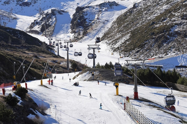 Imagen de archivo de la estación de esquí de Sierra Nevada en termporada invernal (ÁLEX CÁMARA - EUROPA PRESS)