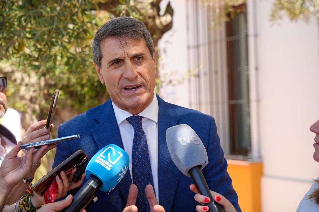 El delegado del gobierno, Pedro Fernández, atiende a los medios (FRANCISCO J. OLMO /EUROPA PRESS)