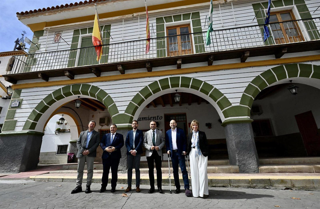 Imagen de archivo de una visita del presidente de la Diputación, Francis Rodríguez (3d), flanqueado por el ahora alcalde de Gor, José Antonio Lozano, a su izquierda, y su antecesor y en la actualidad primer teniente de alcalde, Ambrosio Molina (DIPGRA)