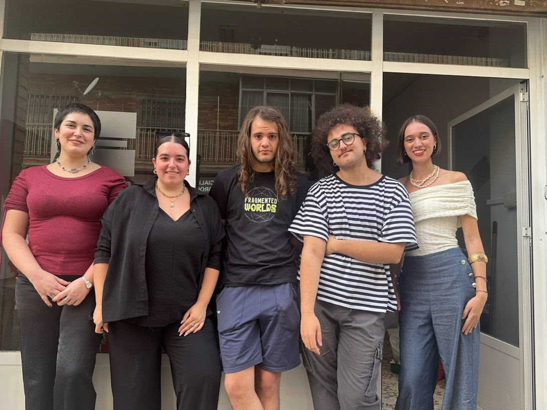 Desde la izquierda los artistas Julia Bolívar, Marta Lara, Ramón Serrano, Devon Villegas y Lola González (LA ESCOMBRERA)