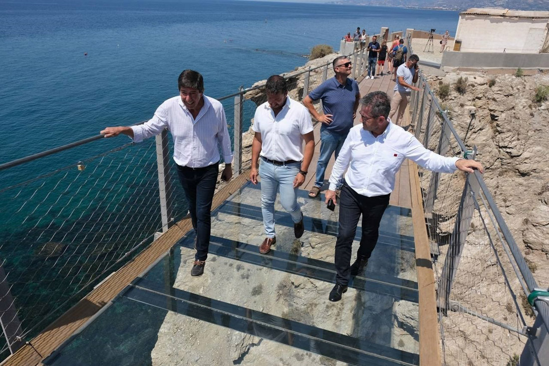 Imagen de archivo de la pasarela colgante de Torrenueva Costa (Granada), en una visita del entonces vicepresidente de la Junta Juan Marín (JUNTA DE ANDALUCÍA)
