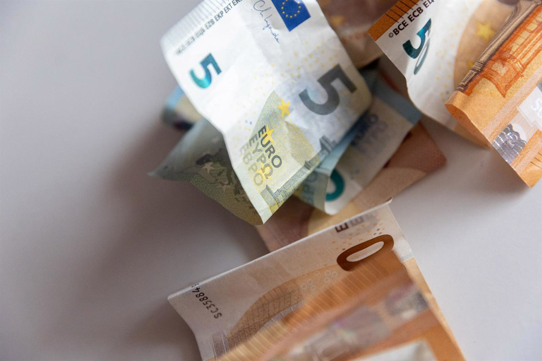 Varios billetes en una mesa. Imagen de archivo (EDUARDO PARRA - EUROPA PRESS)