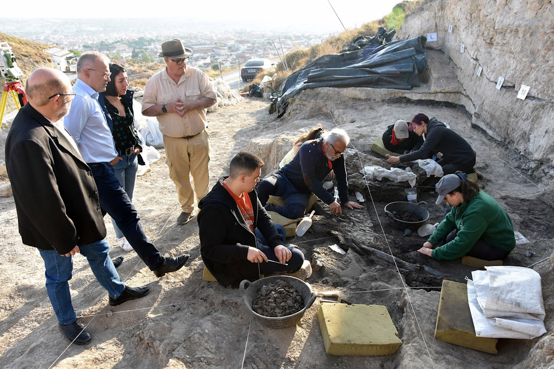 Excavaciones en el yacimiento Baza 1 (AYUNTAMIENTO)