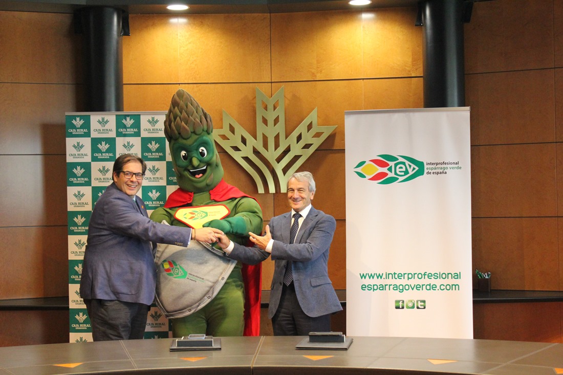 Francisco Zamora y Antonio León junto a la mascota de la Asociación Interprofesional del Espárrago tras la firma (CAJA RURAL)