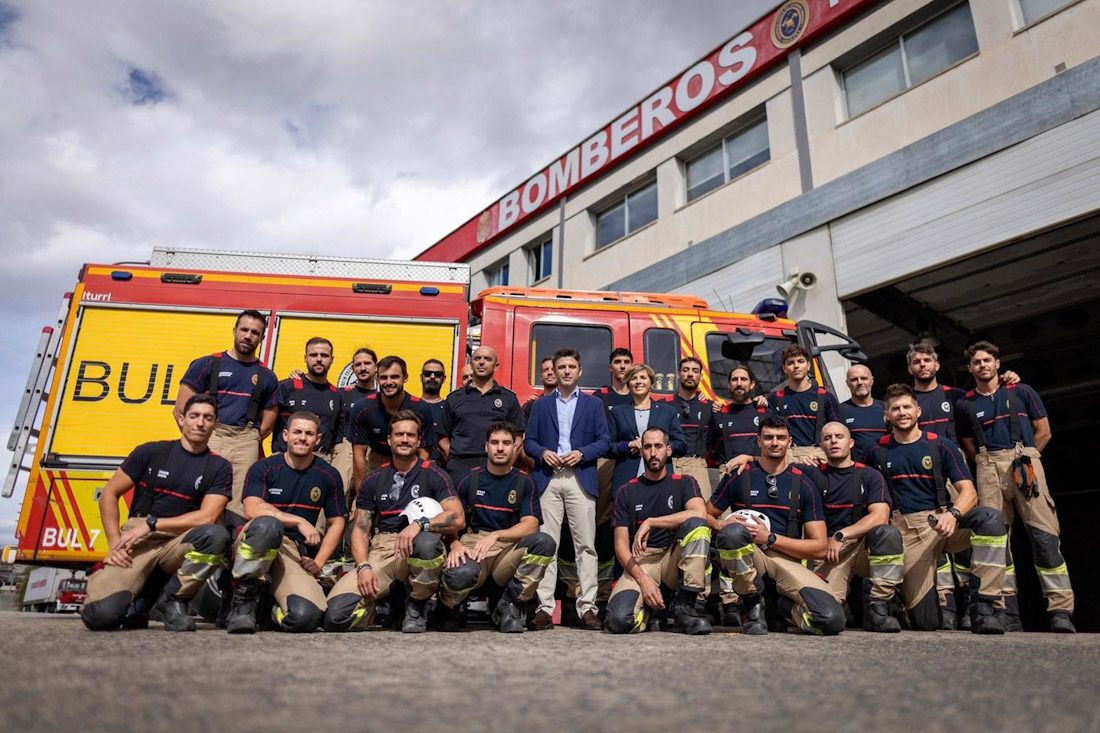 El portavoz del equipo de gobierno local de Granada, Jorge Saavedra, y la edil de Protección, Ana Agudo, en la imagen con los nuevos bomberos (AYUNTAMIENTO)