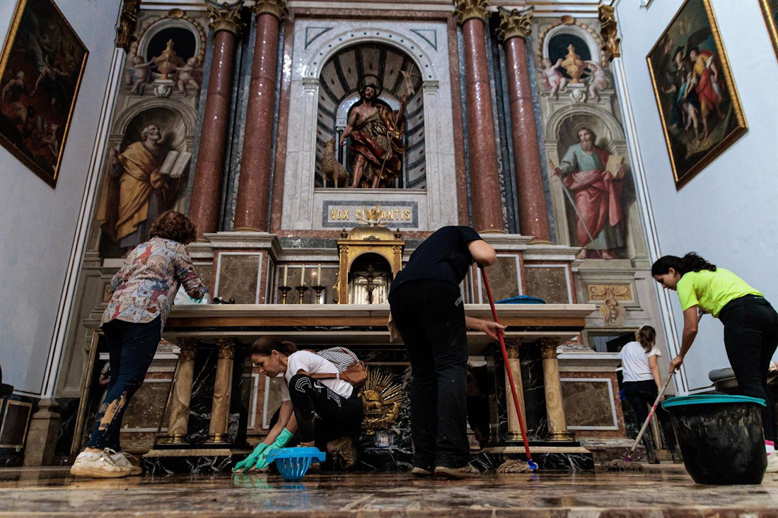 Varias personas trabajan en una iglesia afectada por la dana el pasado noviembre en Chiva (CARLOS LUJÁN - EUROPA PRESS)